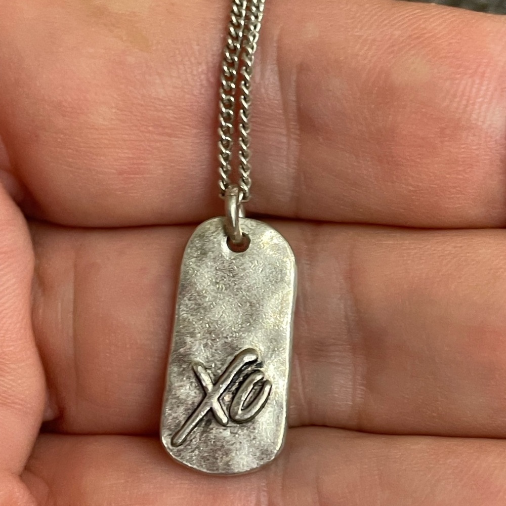 925 Sterling Silver Hug and Kiss pendant and chain